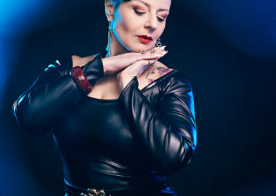 La Baronne Athena en pinup moderne dans le studio