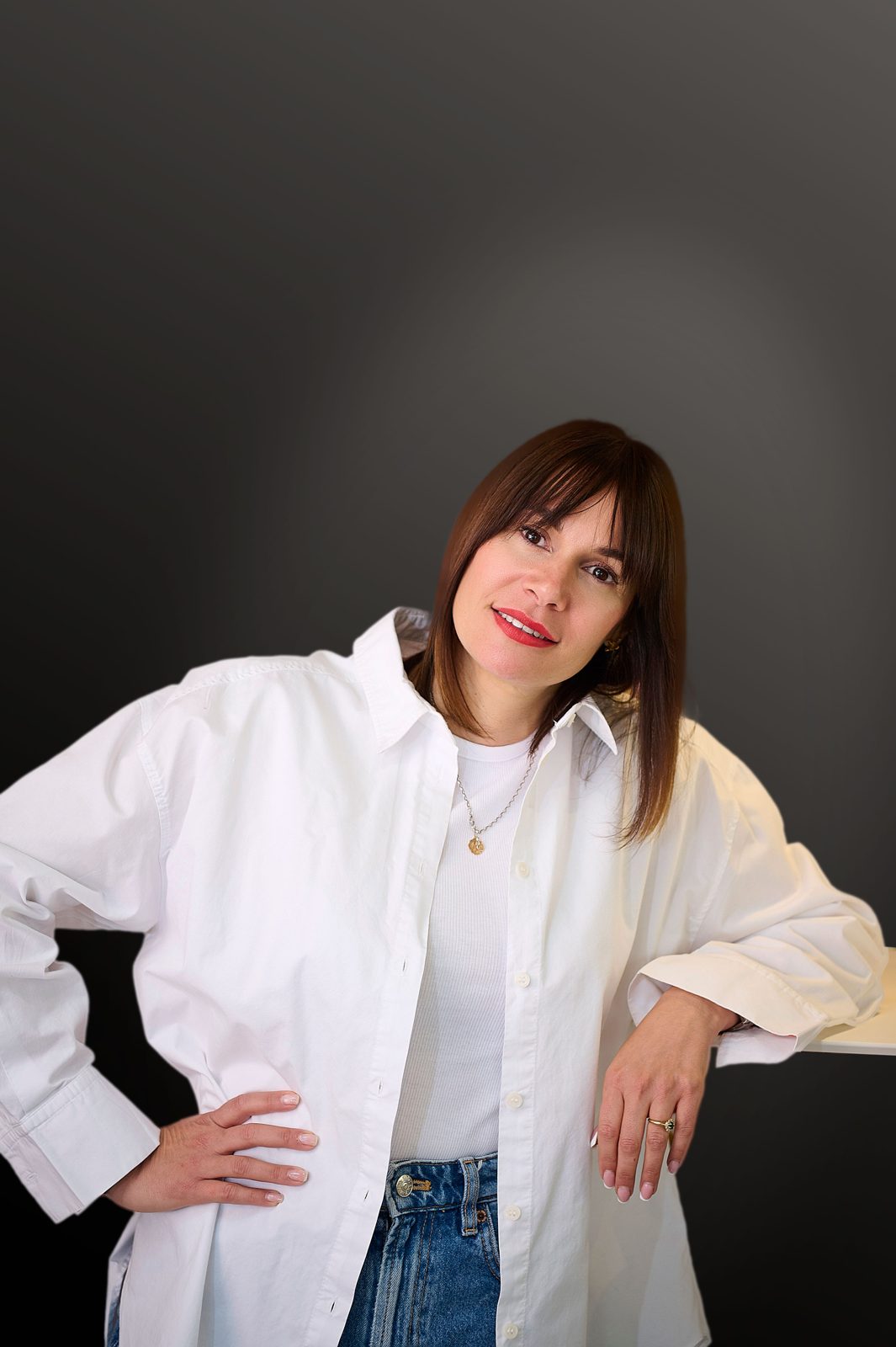 Portrait professionnel en studio, fond gris