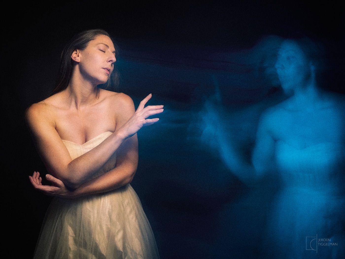 Portrait en pose longue : une silhouette nette et sa trace en mouvement